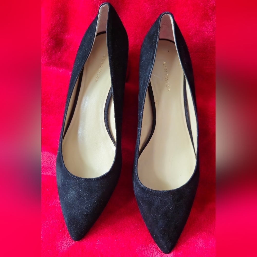 Ann Taylor Black Suede Leather Women's Pointy-Toe Shoes-Pumps - Size 8M